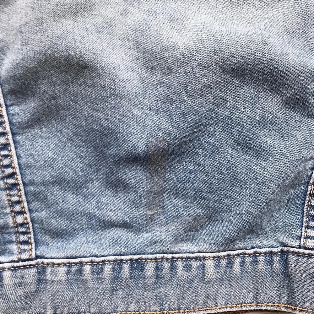 Gapkids medium wash soft denim jacket VGUC - sticker S(6-7Y)